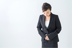 お辞儀する女性