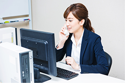 電話をかける女性